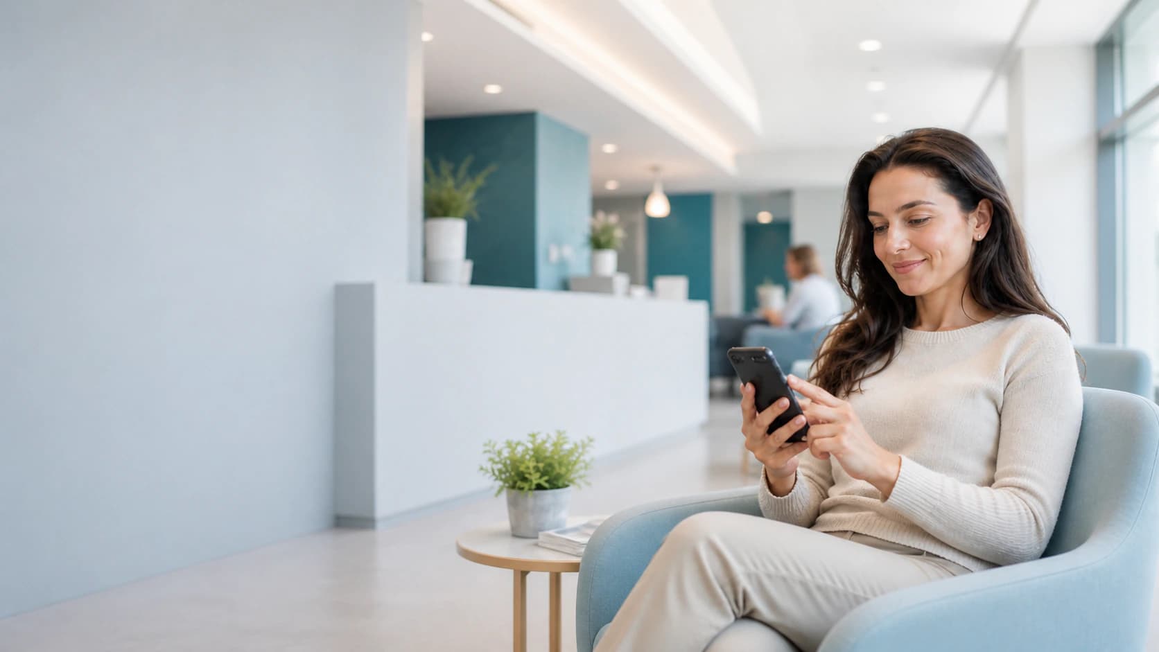 Une cliente répond à un questionnaire de satisfaction sur son téléphone dans une salle d'attente